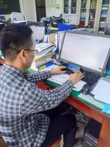 說明: 男人拿着筆記本電腦的桌子前中度可信度描述已自動生成